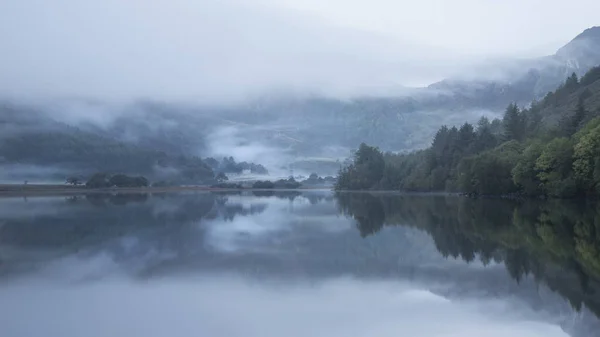 Krajobraz Llyn Crafnant ciągu mglisty poranek jesień w Snowdo — Zdjęcie stockowe