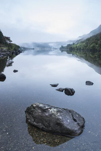 Landscape of Llyn Crafnant during foggy Autumn morning in Snowdo — Stock Photo, Image