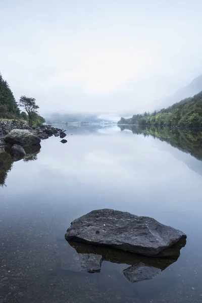 Snowdo で秋の朝霧の中に Llyn Crafnant の風景 — ストック写真