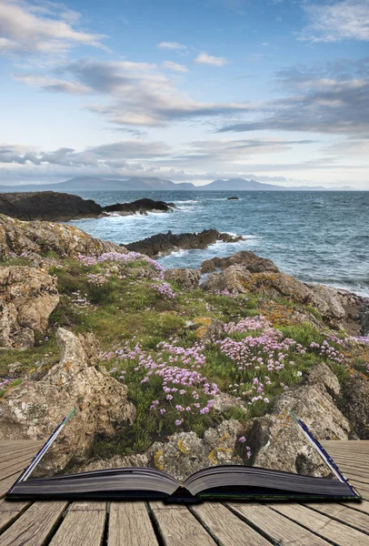Imagem paisagem bonita de praia rochosa com montanha Snowdonia — Fotografia de Stock