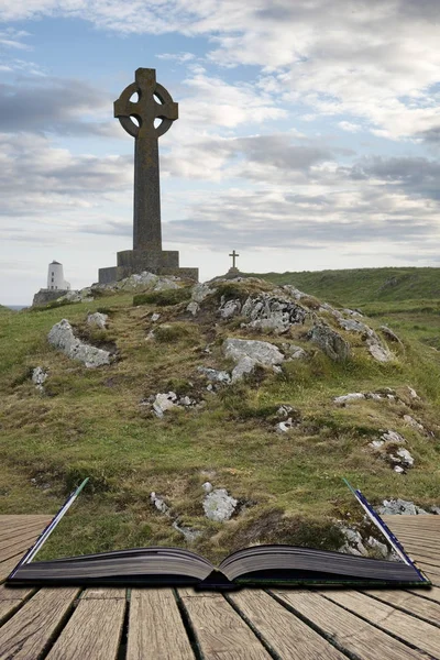 Paisaje de concepto de cruz celta en Ynys Llanddwyn Island en Angle — Foto de Stock