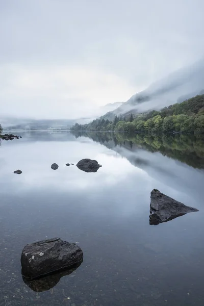 Landscape of Llyn Crafnant during foggy Autumn morning in Snowdo — Stock Photo, Image