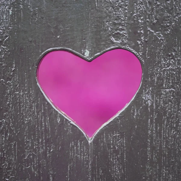 Kolorowe w kształcie serca miłość symbol na ławeczce, drewniane, koncepcja obraz — Zdjęcie stockowe