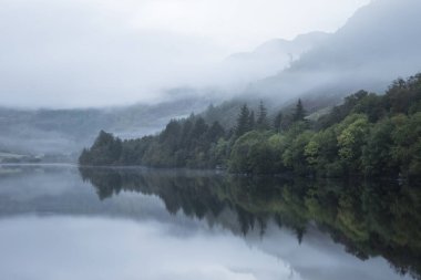 Llyn Crafnant manzara Snowdo sisli sonbahar sabah sırasında