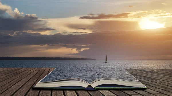 Solitario barca a vela sull'oceano durante vibrante colorato tramonto co — Foto Stock