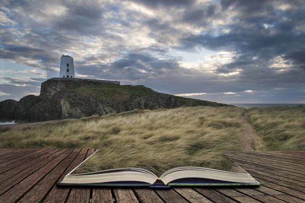 Imagem da paisagem do farol Twr Mawr com sopro gramado ventoso — Fotografia de Stock