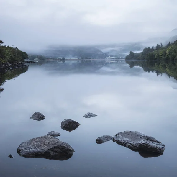 Landscape of Llyn Crafnant during foggy Autumn morning in Snowdo — Stock Photo, Image