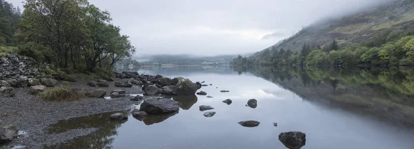 Landscape of Llyn Crafnant during foggy Autumn morning in Snowdo — Stock Photo, Image