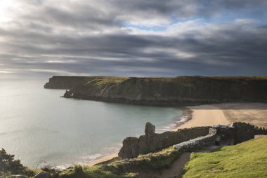 P Barafundle Körfezi'nin çarpıcı, canlı gündoğumu manzara resim