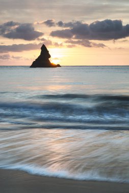 Güzel gündoğumu landsdcape pastoral Broadhaven Bay Beach üzerinde 