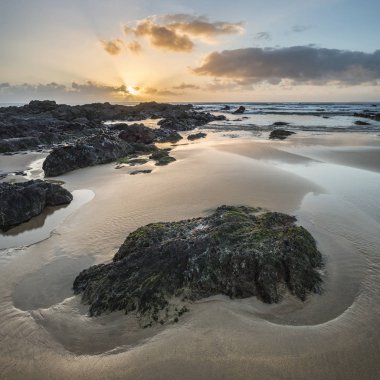 Tatlı su West Beach Pemb üzerinde çarpıcı günbatımı manzara resim