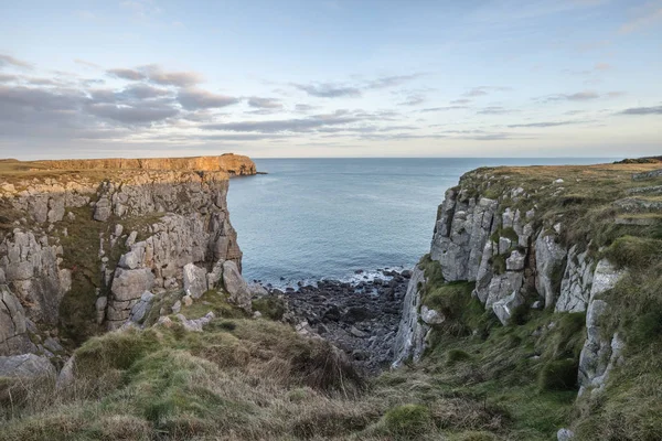 Splendida immagine di paesaggio vibrante di scogliere intorno a St Govan's Hea — Foto Stock