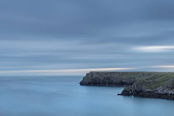 Splendida, vibrante immagine del paesaggio all'alba di Barafundle Bay su P — Foto Stock