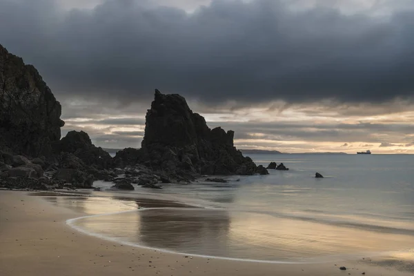 Wspaniały, żywy obraz krajobraz wschód słońca, plaża Barafundle Bay na P — Zdjęcie stockowe