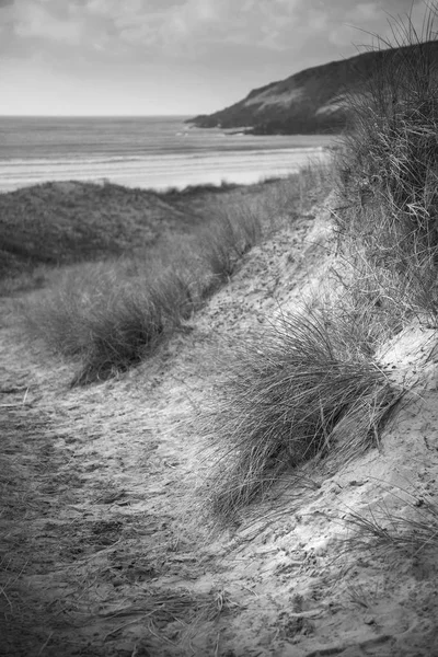 Beautiful black and white  landscape image of Freshwater West be — Stock Photo, Image