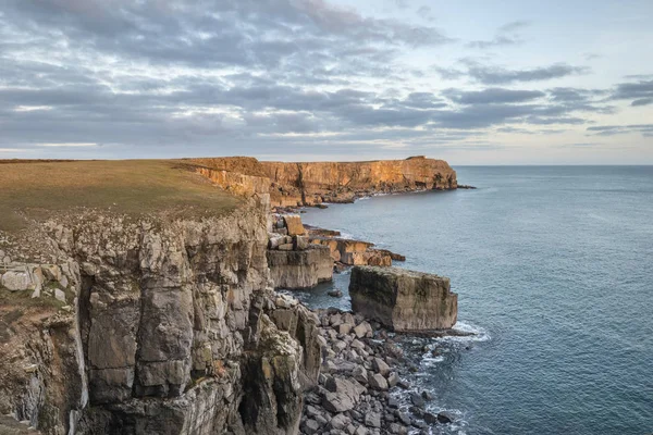 Splendida immagine di paesaggio vibrante di scogliere intorno a St Govan's Hea — Foto Stock