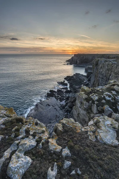 Stunning vibrant landscape image of cliffs around St Govan's Hea — Stock Photo, Image