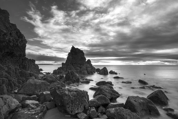 Stunning black and white  sunrise landscape image of Barafundle — Stock Photo, Image