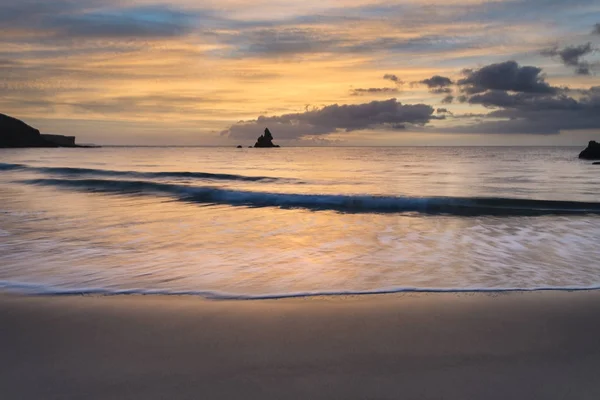 Bella alba landsdcape di idilliaca spiaggia di Broadhaven Bay su — Foto Stock