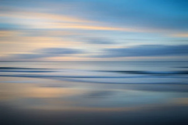 Szép hosszú expozíciós blur sunrise landsdcape az idilli széles — Stock Fotó