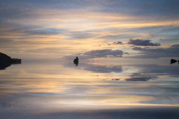 Bela paisagem do nascer do sol da idílica praia de Broadhaven Bay em — Fotografia de Stock