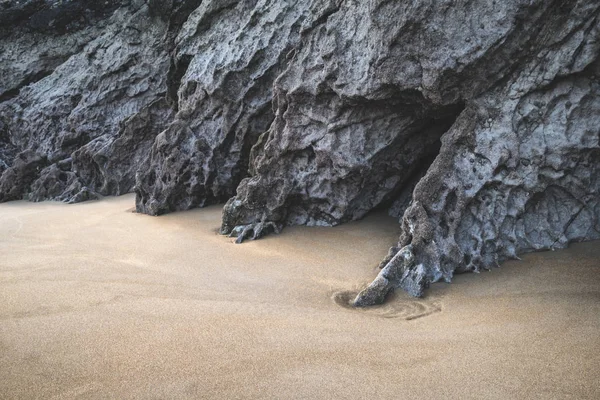 親密な岩の景観イメージと Broadhaven ビーチで砂の私 — ストック写真