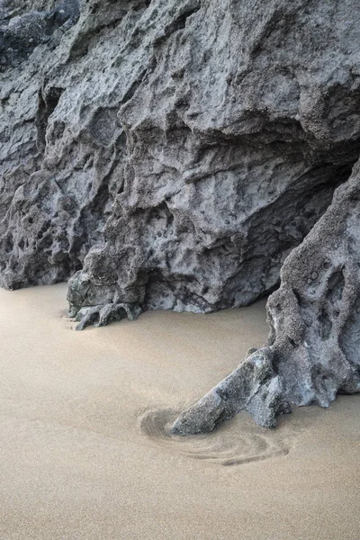 Intim táj kép a sziklák és homok Broadhaven strandon én — Stock Fotó