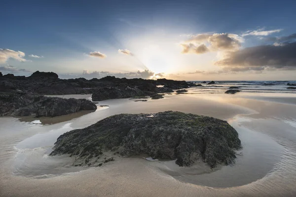 Impresionante imagen del paisaje del atardecer de la playa del oeste de agua dulce en Pemb —  Fotos de Stock