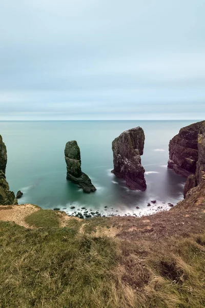 Bella esposizione lunga immagine paesaggio tramonto di Elegug Stacks — Foto Stock