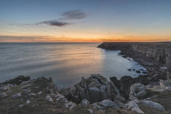 Splendida immagine di paesaggio vibrante di scogliere intorno a St Govan's Hea — Foto Stock