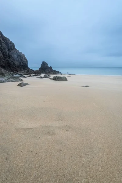 Fantastisk, levande sunrise landskapet bilden av Barafundle Bay på P — Stockfoto