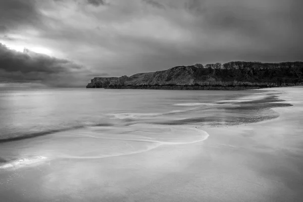 Splendida immagine in bianco e nero del paesaggio alba di Barafundle B — Foto Stock