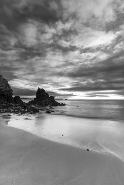 Splendida immagine in bianco e nero del paesaggio alba di Barafundle — Foto Stock