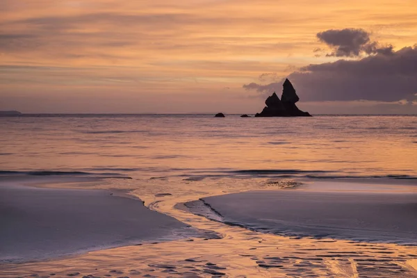 Landsdcape krásný východ slunce z idylické pláže Broadhaven Bay — Stock fotografie