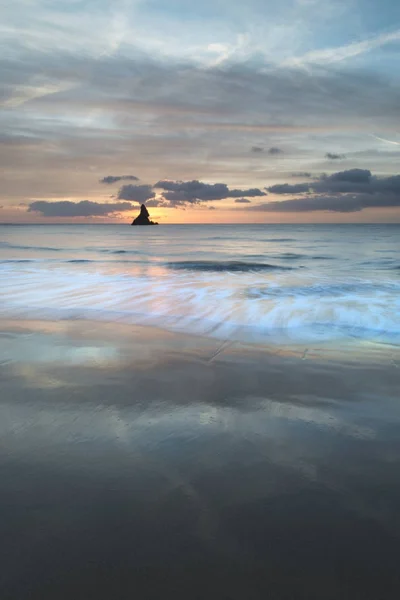Hermosa salida del sol landsdcape de idílico Broadhaven Bay playa en — Foto de Stock