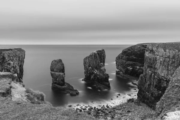 Hermosa exposición larga imagen de paisaje puesta de sol en blanco y negro o — Foto de Stock