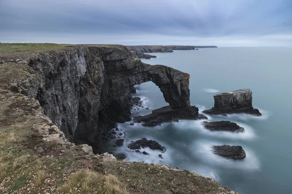 Hermosa imagen de paisaje del Puente Verde de Gales en Pembrokesh — Foto de Stock