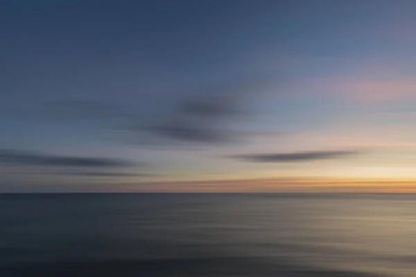 Потрясающий пейзаж с длительной экспозицией спокойного моря в соборе Святого Гована — стоковое фото