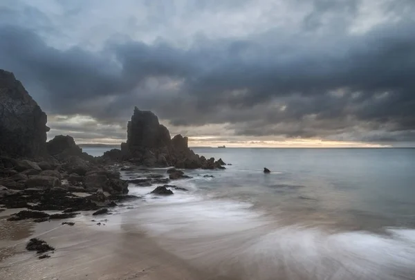 Imagem deslumbrante e vibrante da paisagem do nascer do sol de Barafundle Bay em P — Fotografia de Stock