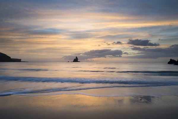 Beautiful sunrise landsdcape of idyllic Broadhaven Bay beach on — Stock Photo, Image