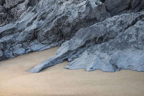 Manzara resim kayaçların samimi ve Broadhaven sahilde kum — Stok fotoğraf