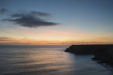 Manzara resim kayalıklarla St Govan'ın kafasına Pem üzerinde çarpıcı