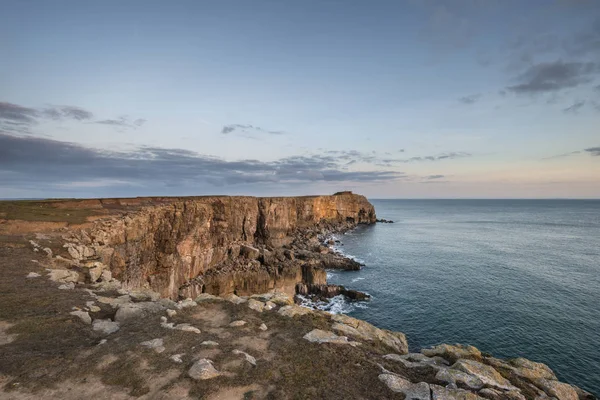 Splendida immagine di paesaggio vibrante di scogliere intorno a St Govan's Hea — Foto Stock