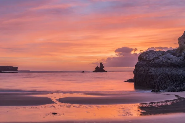 Bela paisagem do nascer do sol da idílica praia de Broadhaven Bay em — Fotografia de Stock