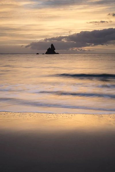 Bella alba landsdcape di idilliaca spiaggia di Broadhaven Bay su — Foto Stock