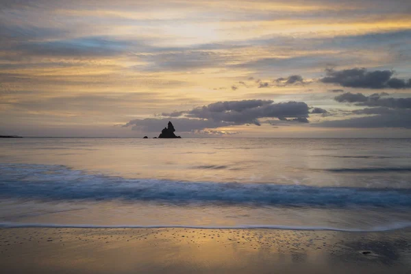 Bela paisagem do nascer do sol da idílica praia de Broadhaven Bay em — Fotografia de Stock