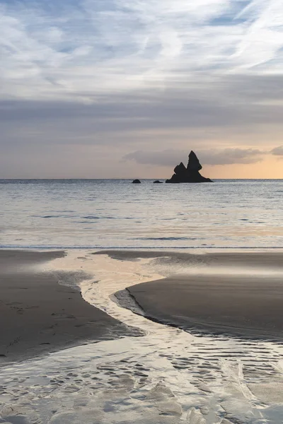 Beautiful sunrise landsdcape of idyllic Broadhaven Bay beach on — Stock Photo, Image