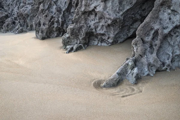 Интимное пейзажное изображение скал и песка на пляже Бродхейвен i — стоковое фото