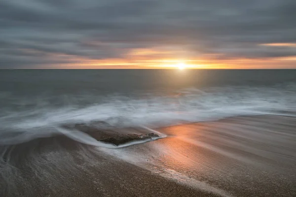 Burton Bradstock gol güzel canlı günbatımı manzara görüntüsü — Stok fotoğraf