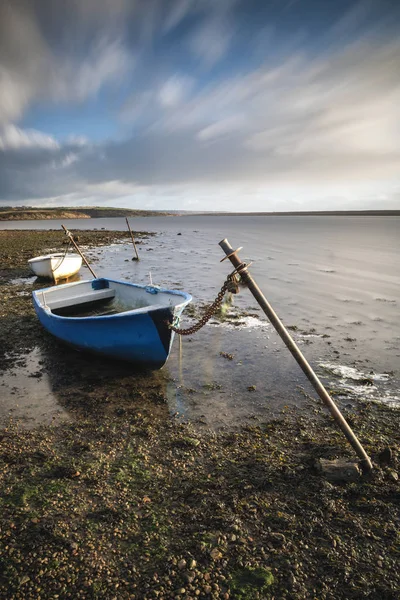 Hermosa imagen vibrante del paisaje del atardecer de barcos amarrados en Flee — Foto de Stock